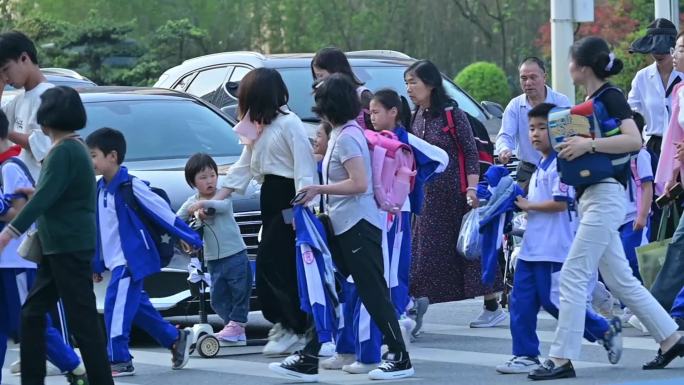 小学生过马路，放学高峰车辆