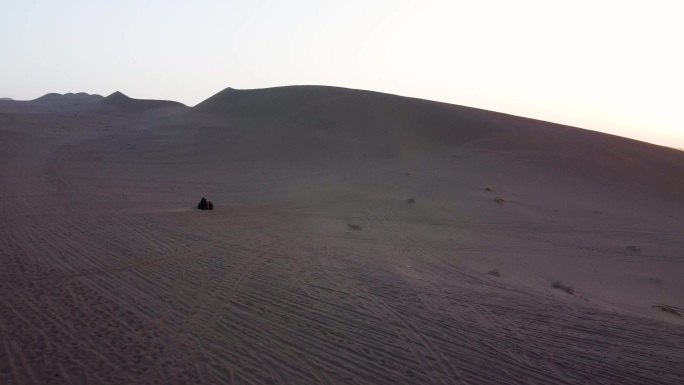 沙漠 黄沙 山丘 丘壑 驱车穿梭沙漠营地