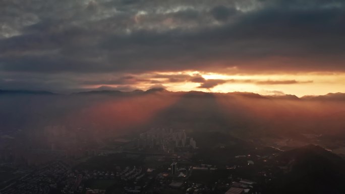 震撼朝霞丁达尔光透过云层