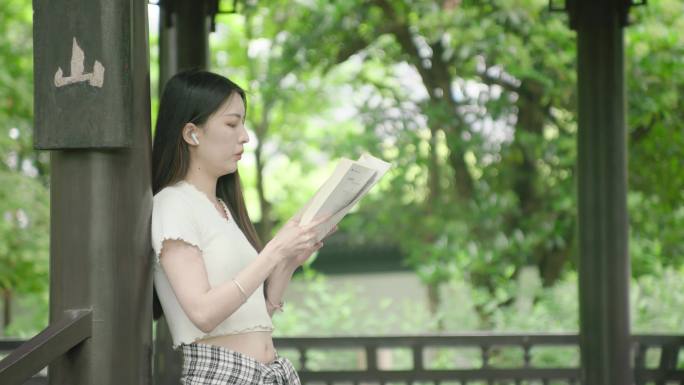 校园年轻人大学生女生公园看书散步夏天