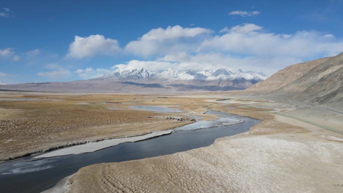 最美新疆风景系列-河流羊群