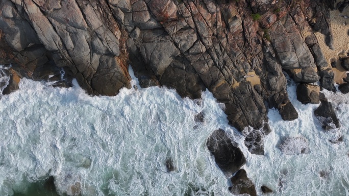 海浪拍岸