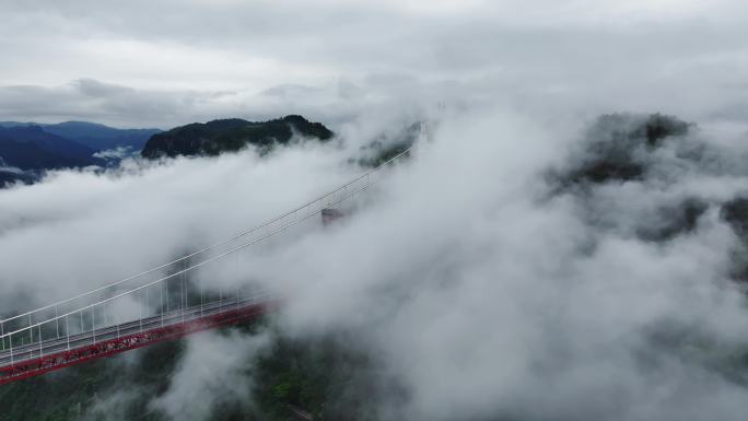 云雾里的矮寨大桥犹如山水画