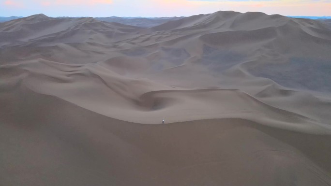 一个人在沙漠上行走
