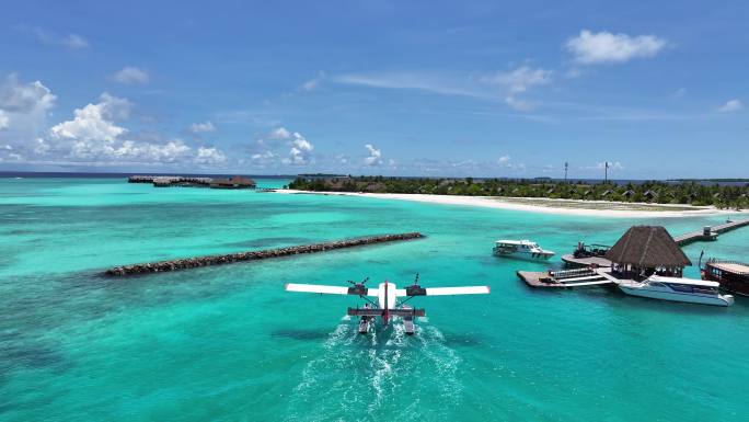 马尔代夫水上飞机的鸟瞰图蓝色海水中起飞