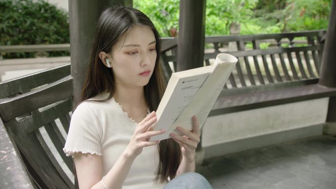 大学生美女看书夏日夏天阳光读书学习学校