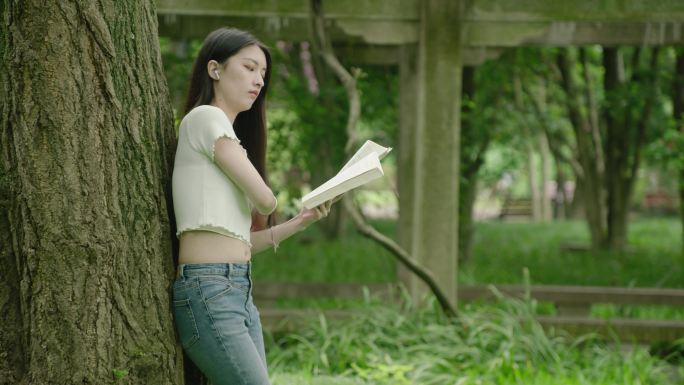 大学生美女看书夏日夏天阳光读书学习学校