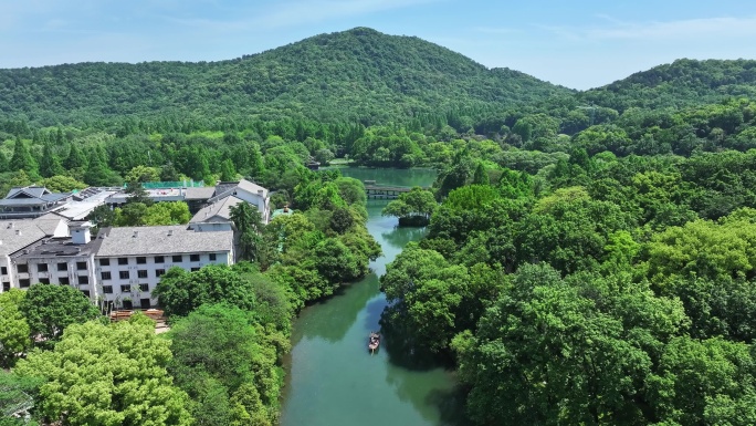 西湖的摇橹船在小河道里从乌龟潭驶向御湖湾