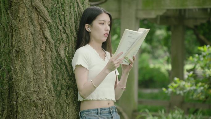 大学生美女看书夏日夏天阳光读书学习学校