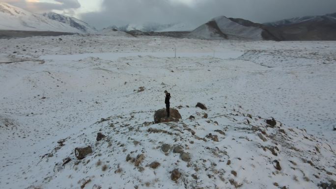 最美新疆风景系列-人物雪山