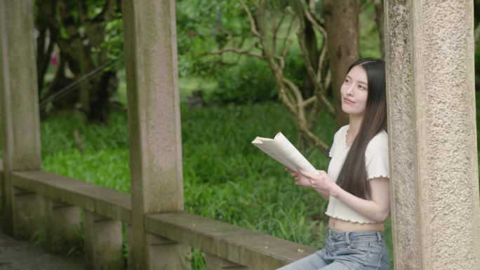 大学校园看书学习青春女孩阳光公园树林