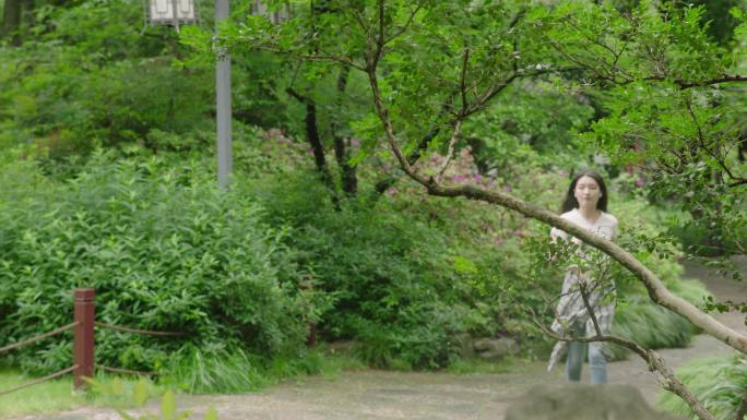 大学生下雨跑步公园夏天春天树林