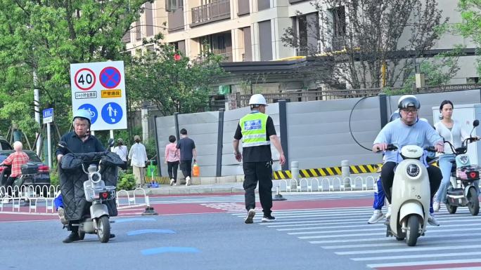 道路交通协管员，指挥小学生过马路