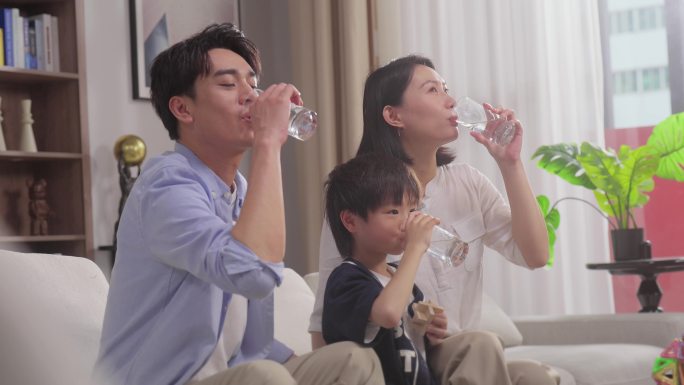 一家人喝水