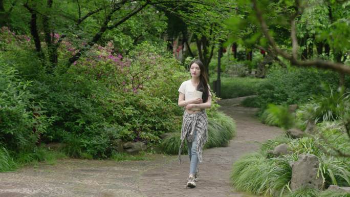 大学生美女看书夏日夏天阳光读书学习学校