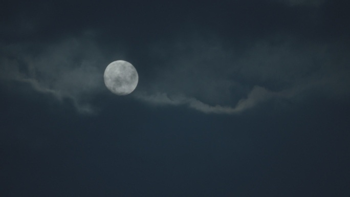 实拍晚上云层遮挡月亮的诗意电影镜头