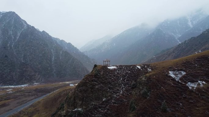 雪山群山 下雪 荒芜 亭子公路 自然风景