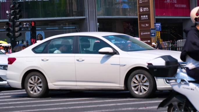 城市夏天暑假酷暑高温炎热街道人群人流汽车