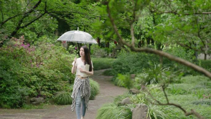 大学生美女看书夏日夏天阳光读书学习学校