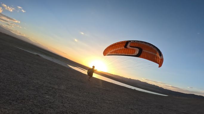 戈壁滩夕阳下滑翔伞飞行员起飞前准备