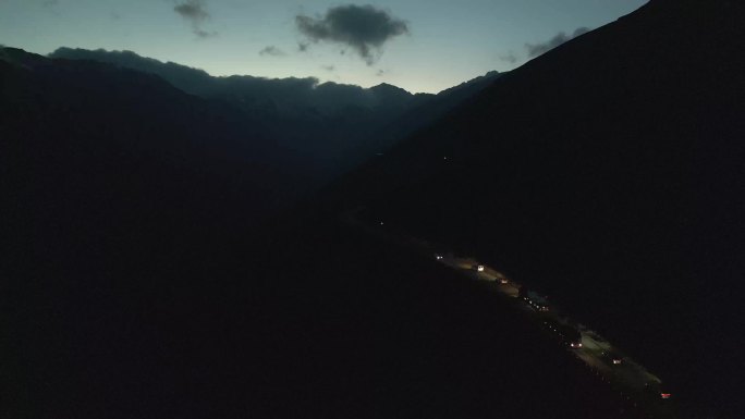 夜晚车辆行驶在高原山路航拍