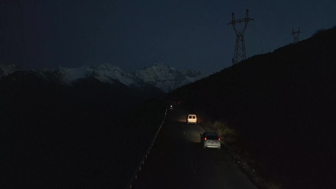 夜晚车辆行驶在高原山路航拍