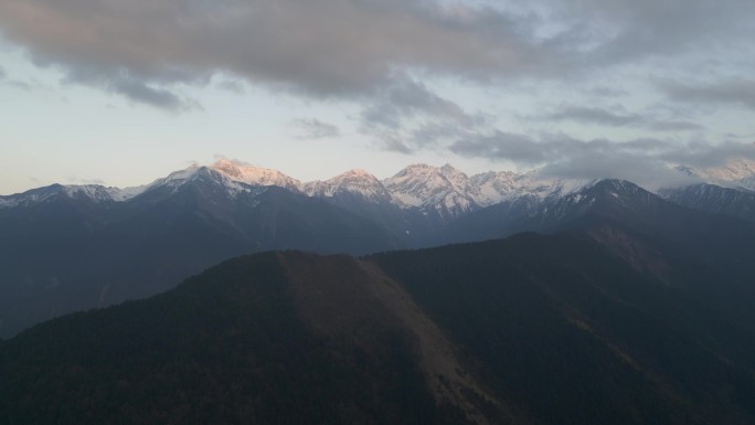 高原雪山清晨航拍
