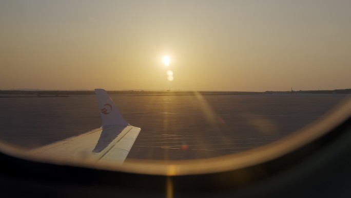 夕阳飞机窗外