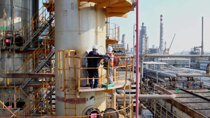 石化石油工人检修设备施工现场