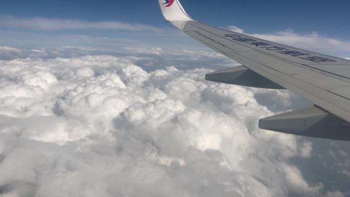 飞机飞行过程中窗外白云