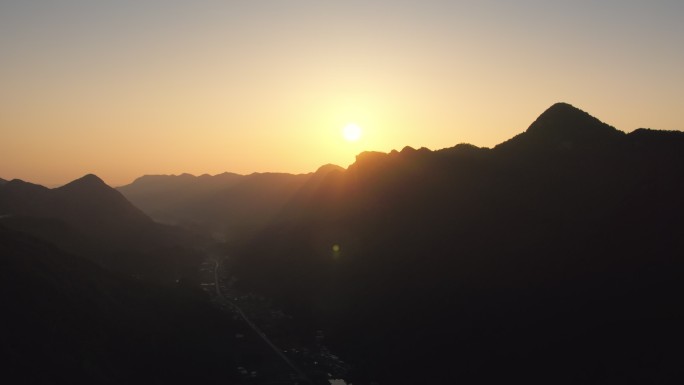 高山森林清晨日出太阳升起开场长镜头