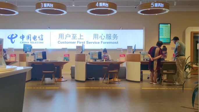 中国电信营业厅顾客排队办理业务视频素材4
