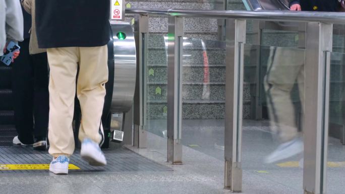 杭州城市地铁乘客行人人流视频素材4