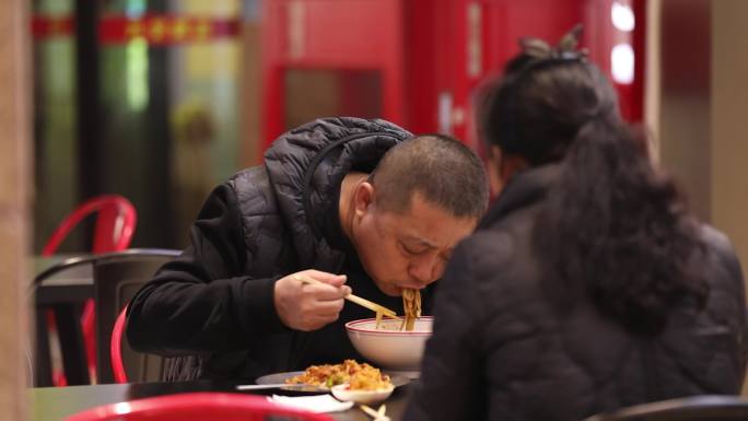 城市夜市小吃美食街夜生活小吃烟火气 嗦粉