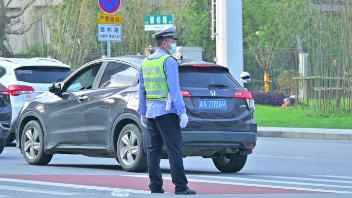 交警执勤，道路指挥交通，学生过马路