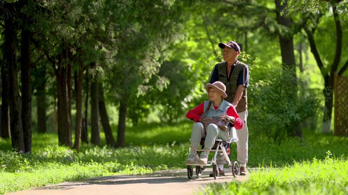 老人在公园推轮椅 幸福养老 老年生活