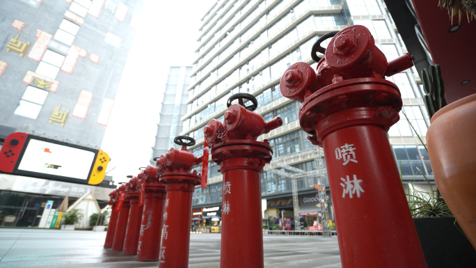 闹市区地面上的一排高区消防栓