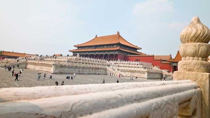 北京春天故宫博物院明清古建筑与游览的人群