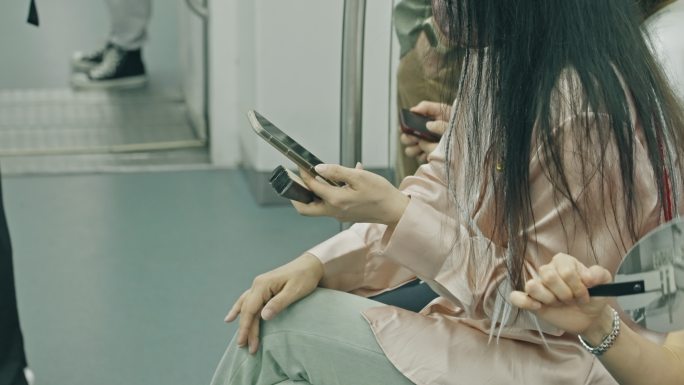 地铁上玩手机坐地铁深圳地铁C0194