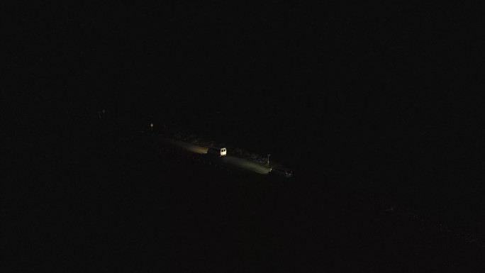 夜晚车辆行驶在高原