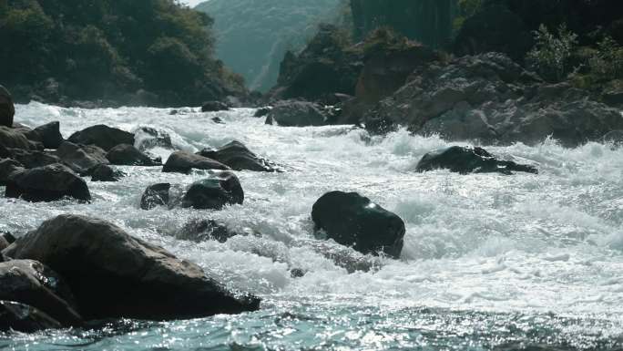 高速流动的水河流水流水源水源水资源山水