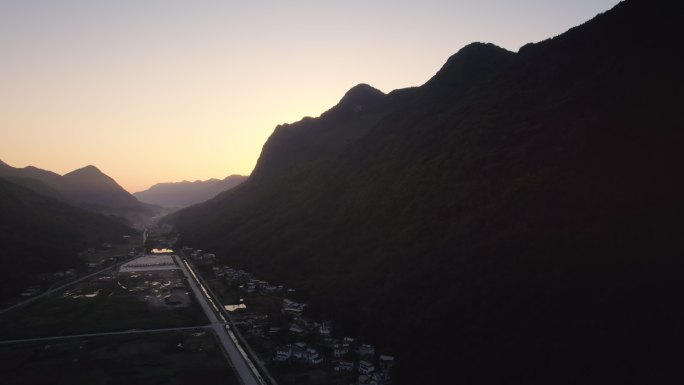 高山森林清晨日出太阳升起开场长镜头