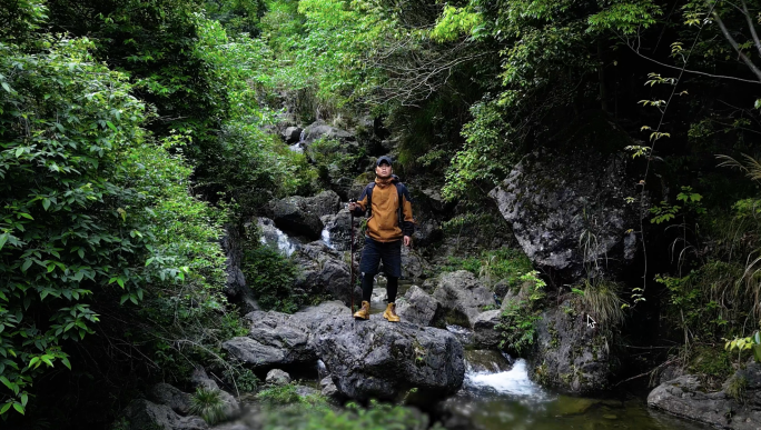 探索自然-探险家森林徒步跋山涉水户外冒险