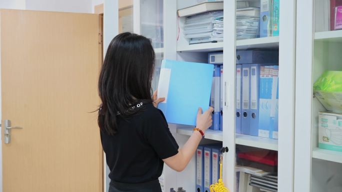 白领翻阅公文材料学习