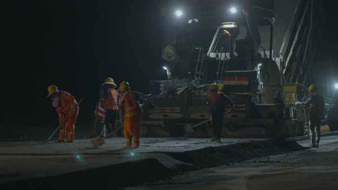 夜晚道路硬化施工现场