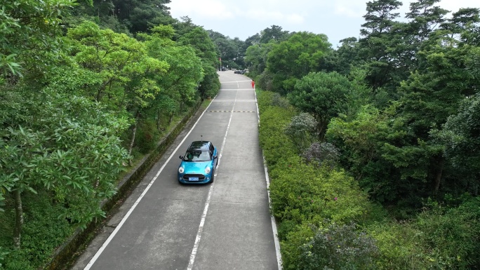 宝马迷你汽车穿梭在山间