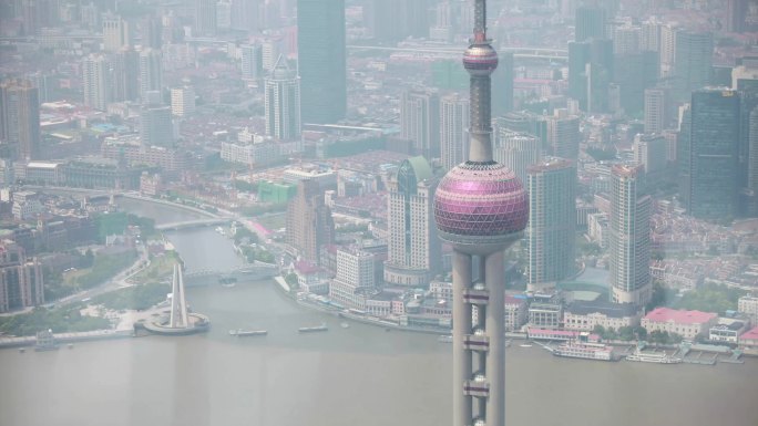 两架飞机停在停机坪上 飞机机翼的视图 跑道上的飞机机翼