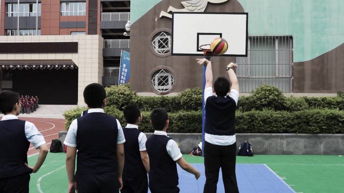 小学生奔跑，小学生飞纸飞机，小学生打篮球