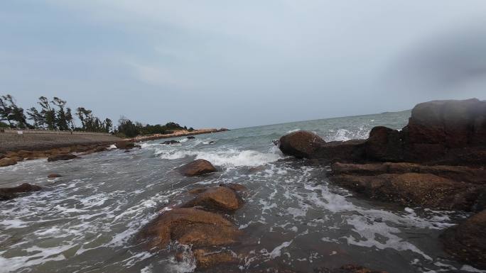 沙滩海浪礁石航拍大海海岸线穿越机飞越海面