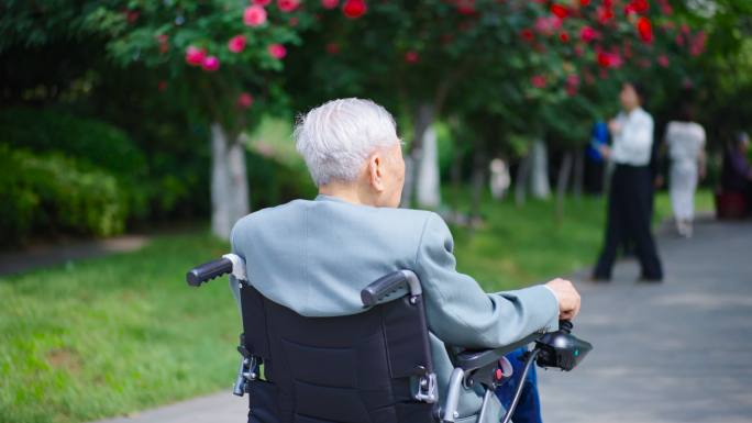 自动轮椅老人走在路上